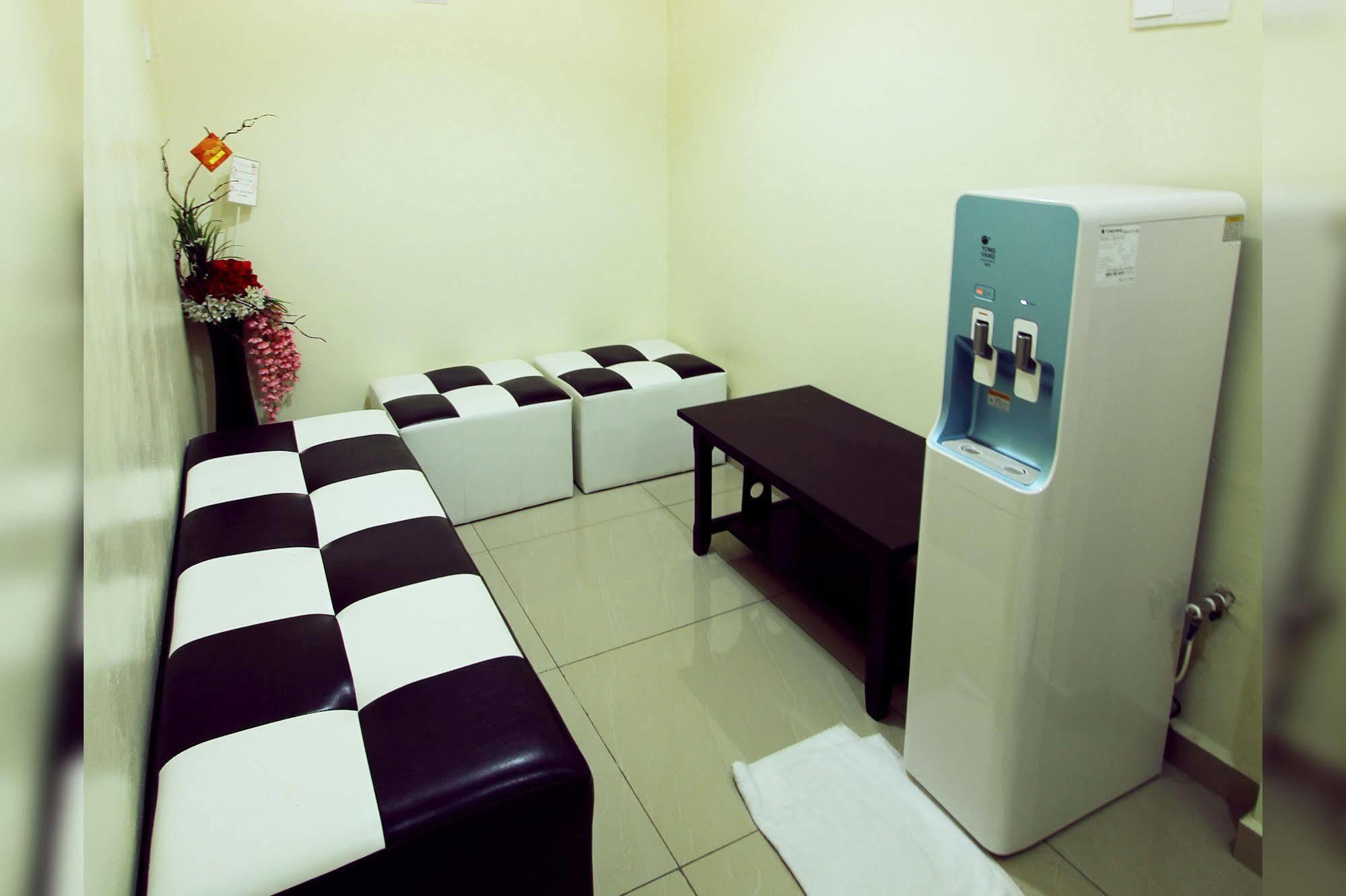 Max Inn Hotel Parit Raja Eksteriør bilde