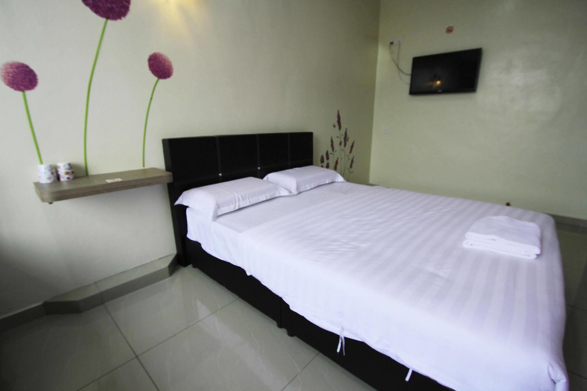 Max Inn Hotel Parit Raja Eksteriør bilde