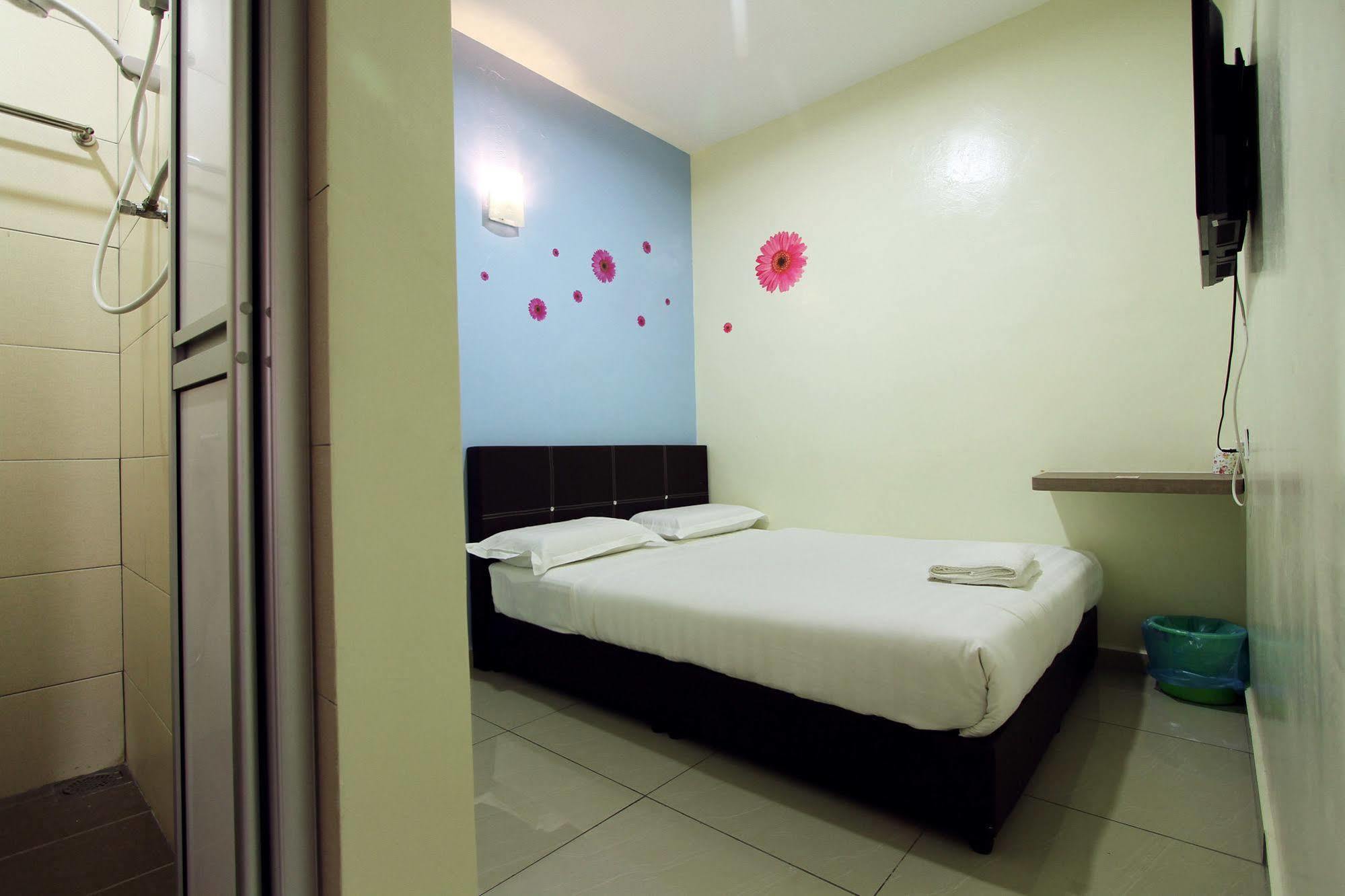 Max Inn Hotel Parit Raja Eksteriør bilde
