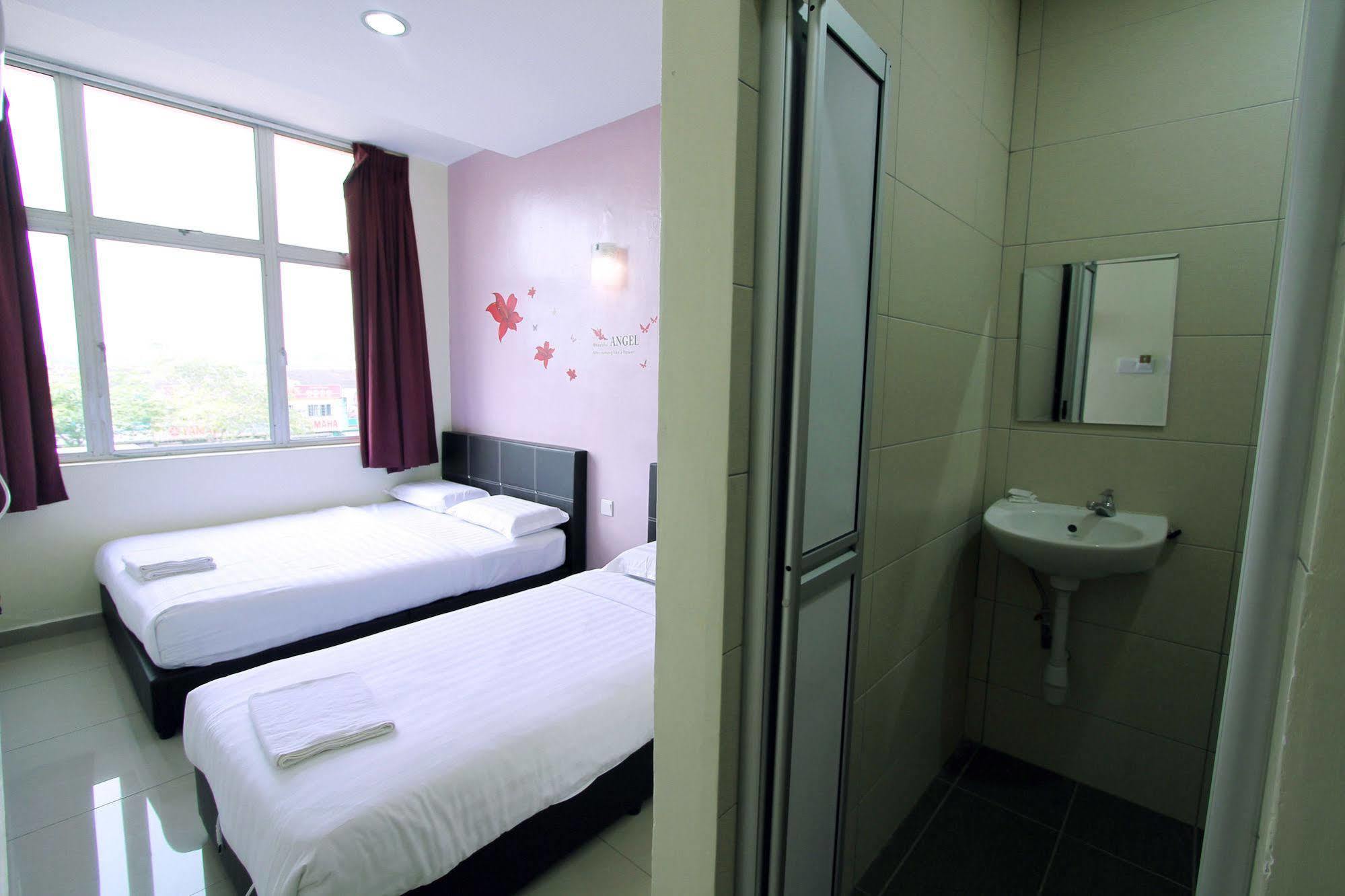 Max Inn Hotel Parit Raja Eksteriør bilde